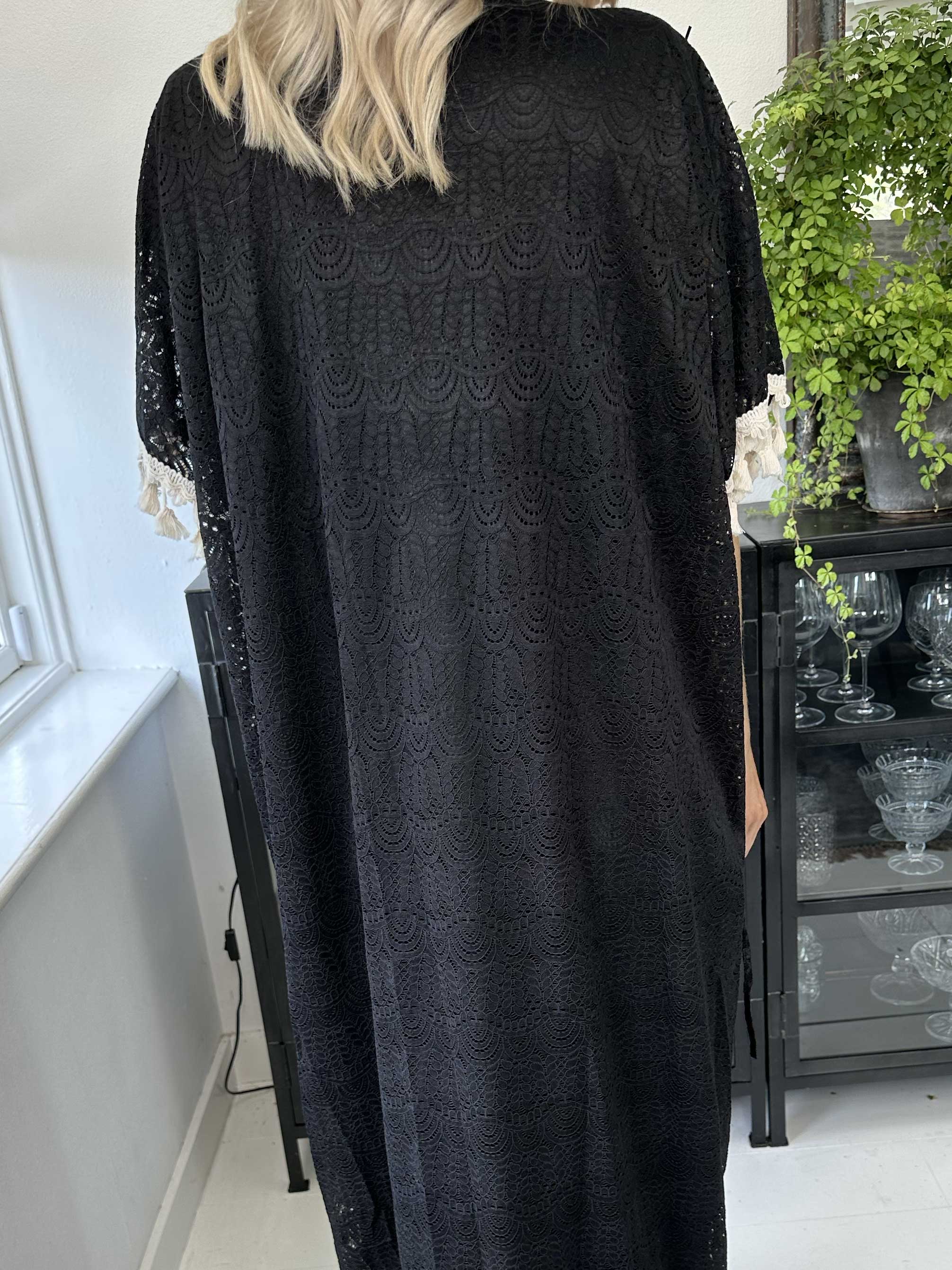 Dua - Lång tunikaklänning i spets med söta broderade detaljer